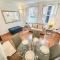 Alluring 2-Bed, 2-Bath Flat on High Street Kensington, Near Kensington Palace - London