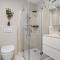 Stylish Studio with King Bed, Balcony and Full Kitchen