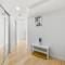 Modern 2-Bedroom Condo w Floor to Ceiling Windows