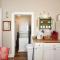 Cozy Cottage: Minutes from Main St, Private Yard