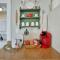 Cozy Cottage: Minutes from Main St, Private Yard - Greenville