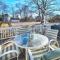 Cozy Cottage: Minutes from Main St, Private Yard