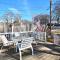Cozy Cottage: Minutes from Main St, Private Yard