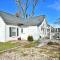 Cozy Cottage: Minutes from Main St, Private Yard - Greenville