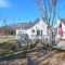 Cozy Cottage: Minutes from Main St, Private Yard - Greenville
