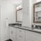 Charming patio home w/ community pool, WFH setups, 10 min walk to Old Town!