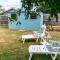 "Julies"-Big fenced yard, nearby beach, Pet friendly