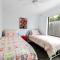 "Julies"-Big fenced yard, nearby beach, Pet friendly