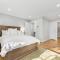 Newly Renovated 3BR 2BA Walk to Restaurants - فينيارد هافن