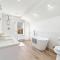 Newly Renovated 3BR 2BA Walk to Restaurants - فينيارد هافن