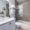 Modern Townhome, w/ Downtown Views, Rooftop Deck only 6min to Broadway - ناشفيل