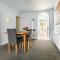 Victoria Cottage-seconds to beach-pet friendly- easy parking- self check in-sleep 6 people-minutes walk to all amenities