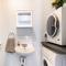 Victoria Cottage-seconds to beach-pet friendly- easy parking- self check in-sleep 6 people-minutes walk to all amenities