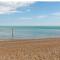 Victoria Cottage-seconds to beach-pet friendly- easy parking- self check in-sleep 6 people-minutes walk to all amenities