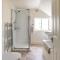 Victoria Cottage-seconds to beach-pet friendly- easy parking- self check in-sleep 6 people-minutes walk to all amenities