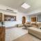 Beachfront 2BR - Private Beach in Palm Jumeirah - Dubaj