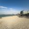 Beachfront 2BR - Private Beach in Palm Jumeirah - Dubaj