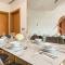 Beachfront 2BR - Private Beach in Palm Jumeirah - Dubaj