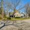Cozy Niagara Falls Cottage with Gas Grill and Patio!