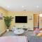 Spacious Oasis w/Pool Retreat