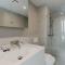 Panoramic Lake View 2-Bed with Pool, Gym and BBQ