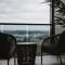 Panoramic Lake View 2-Bed with Pool, Gym and BBQ