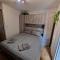 Two-Bedroom Cosy Country Lodge with Private Patio - Greenhithe
