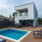 Villa Tuta with heated pool, only 150 m from the beach - Пакоштане