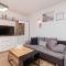 Bright Apartment with Private Garden and Accepting Pets by Noclegi Renters - 格但斯克