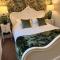 Roomours Hotel with Private Car Park