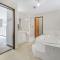 Wow, spacious home with a pool - Hamilton