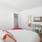 Stylish 2 BR condo - close to Riverwalk
