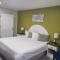 Blue Sky Inn- Complimentary Happy Hour Th-Sun, Veteran owned, Full Breakfast, Best green space, 1 mile from Blue Ridge, Fire Pit