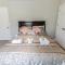 Pocono retreat- Lake, Firepit, BBQ, Gameroom, Ski home