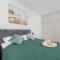 Modern Apartment with Balcony and Parking by Noclegi Renters
