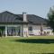Bungalow mit Basketballplatz