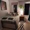 New, stylish studio flat with private patio and free on-street parking Check out at 11am - 伯恩茅斯
