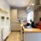 LITTLE RED HOLIDAY HOME - 2 Bed House with Free Parking within West Yorkshire, local access to the Peak District - Halifax