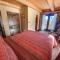 Spectacular Custom Log Cabin with Hot Tub, Epic Views, Fireplace - Moose Tracks Cabin