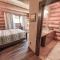Spectacular Custom Log Cabin with Hot Tub, Epic Views, Fireplace - Moose Tracks Cabin - فيربلي