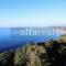 Il Poggetto piano terra, 4 camere, vista mozzafiato, a soli 200 m dal mare! by Alfareal