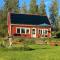 Sjöutsikt, Röd trästuga med traditionellt yttre Skandinavisk, modernt inre och alla bekvämligheter, Sol hela dagen på stora altanen, Tryggt, Vinterbonat, Fiske, Båt