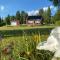 Sjöutsikt, Röd trästuga med traditionellt yttre Skandinavisk, modernt inre och alla bekvämligheter, Sol hela dagen på stora altanen, Tryggt, Vinterbonat, Fiske, Båt