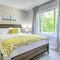 Charming Three Bedroom Home with King Bed and Fire Pit