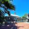 The Red Door: Expansive Home/Pool/4 BR w Ensuites - Glenelg