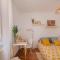 Bright and Cheerful Room with Modern Comforts and Private Bathroom - Madrid