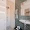 Bright and Cheerful Room with Modern Comforts and Private Bathroom - Madrid