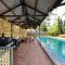 The Red Door: Expansive Home/Pool/4 BR w Ensuites