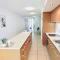 Views at 22, 2 king beds, ocean views, pool - شاطئ إيرلي