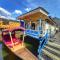 PASADENA Floating Houseboat - Šrínagar